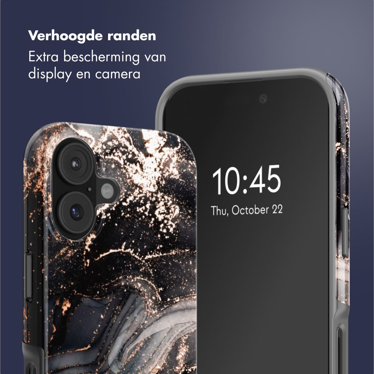 Er worden twee telefoons met hoesjes getoond. Eén hoesje heeft een zwart-gouden marmerpatroon. De andere toont de tijd en datum.