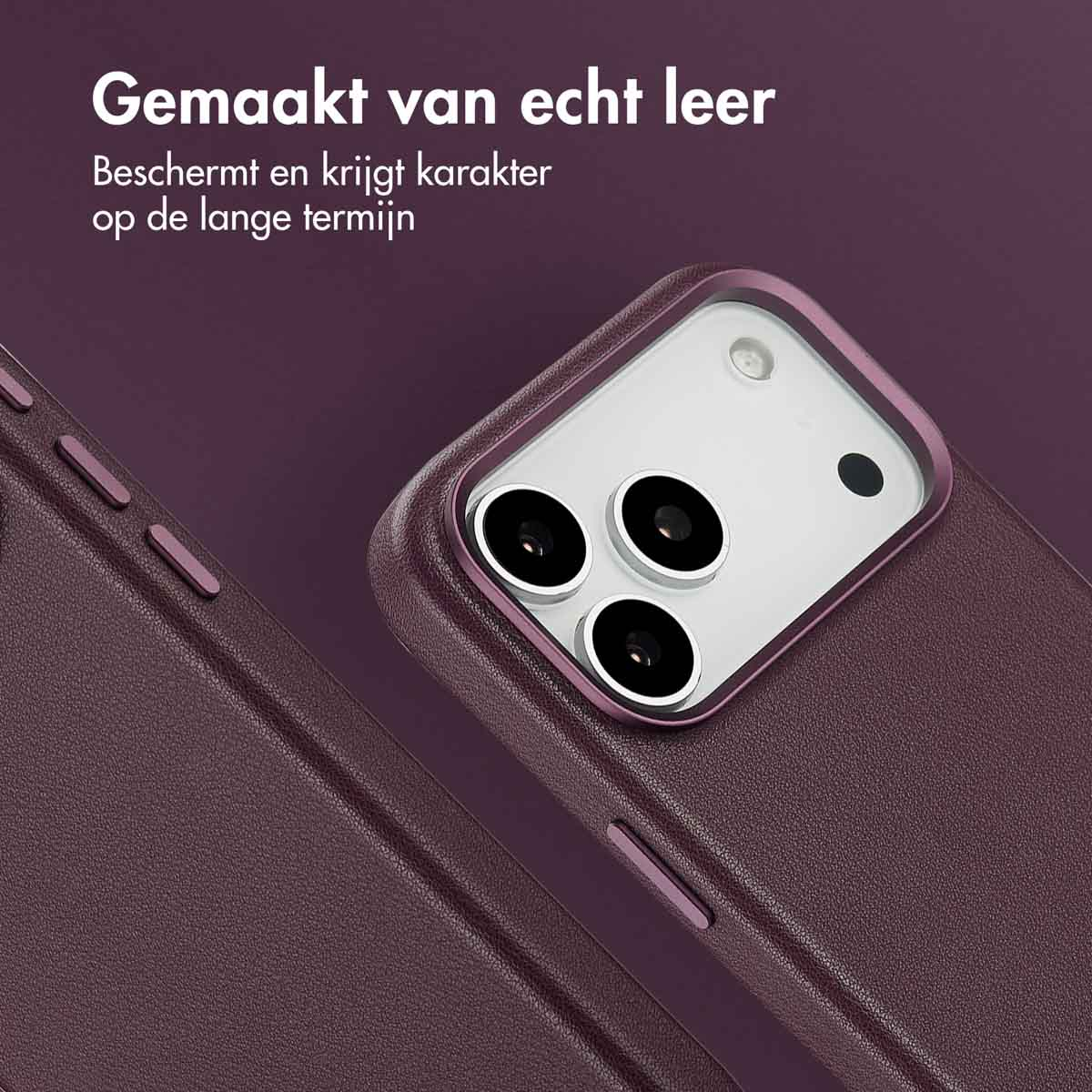 Close-up van een telefoonhoesje. De hoes is donkerpaars. De telefoon heeft een witte achterkant met cameralenzen.