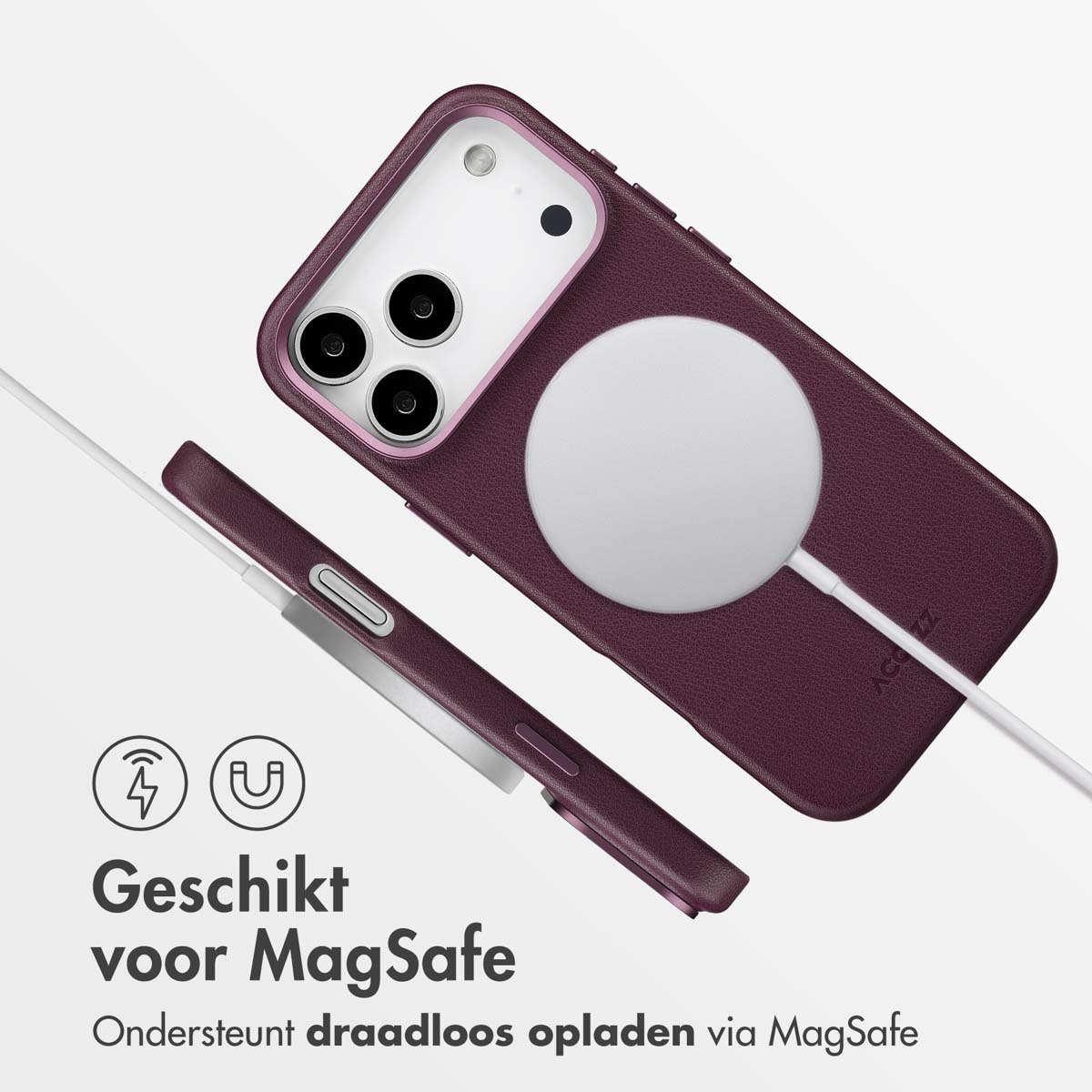 Bordeaux telefoonhoesje met witte MagSafe-oplader. Tekst: 'Geschikt voor MagSafe'.