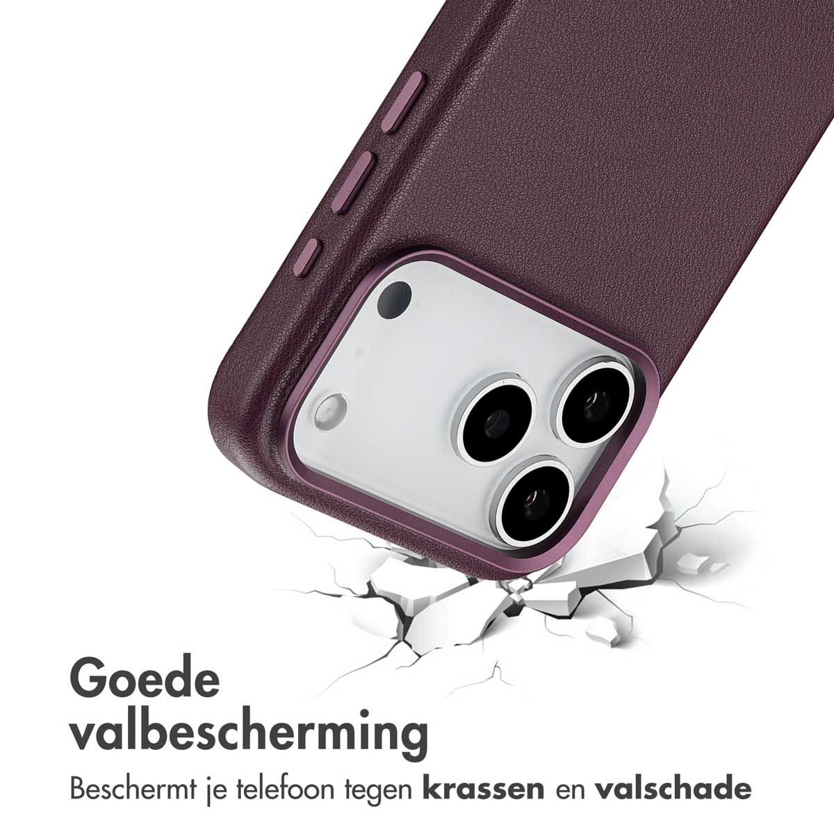 Bordeauxrode telefoonhoes in een hoek, camera zichtbaar. Grafiek van gebarsten grond eronder, Nederlandse tekst: Goede valbescherming.