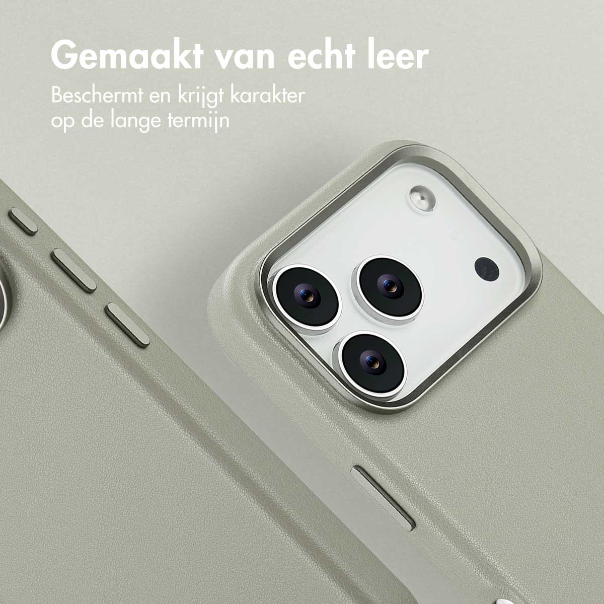 Gros plan d'un étui de téléphone gris clair avec des objectifs d'appareil photo. Texte néerlandais : 'Fabriqué en cuir véritable' et 'Protège et prend du caractère'.