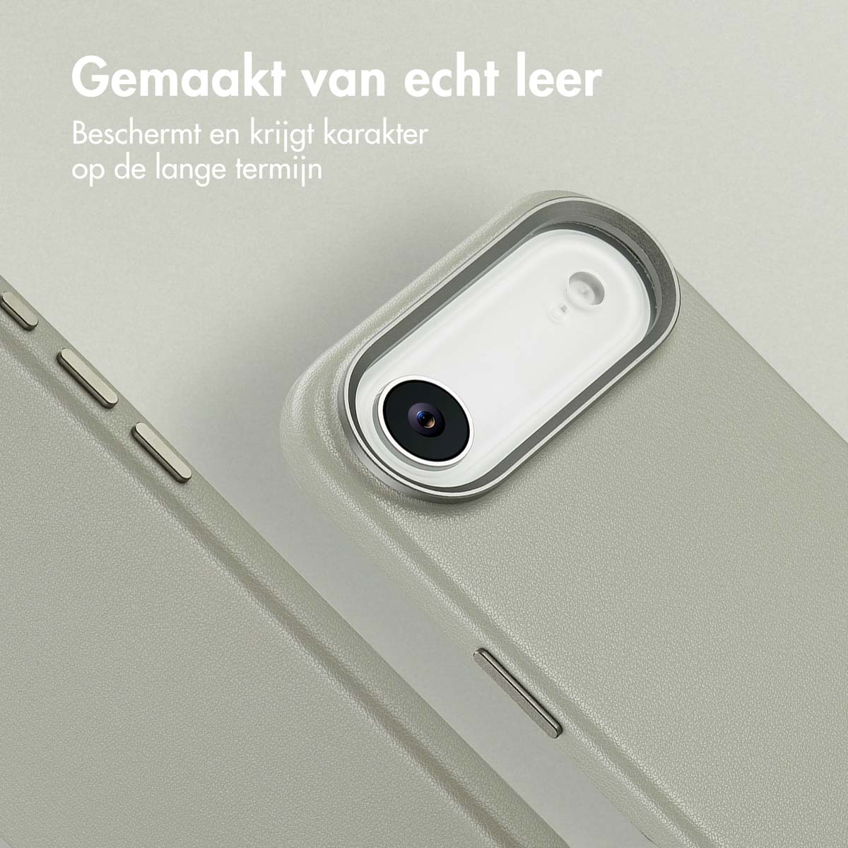 Close-up van een telefoonhoesje met cameralens. De hoes is grijs, van leer. Tekst in het Nederlands bovenaan.