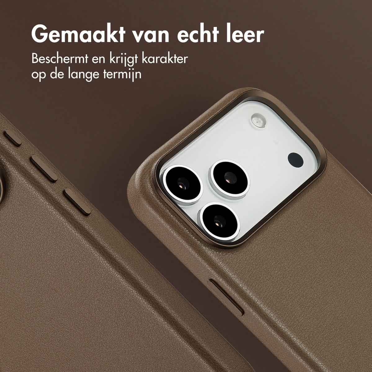 Close-up van een bruine leren telefoonhoes met een witte telefoon. De hoes heeft een uitsparing voor de camera. Tekst bovenaan: Gemaakt van echt leer.