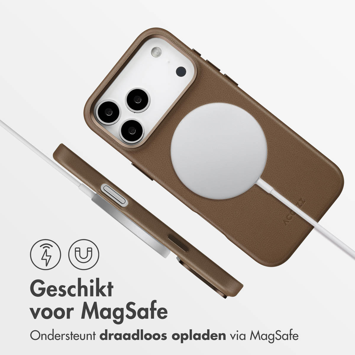 Een iPhone in een bruine hoes met een MagSafe-lader. Tekst luidt: Geschikt voor MagSafe en ondersteunt draadloos opladen via MagSafe.