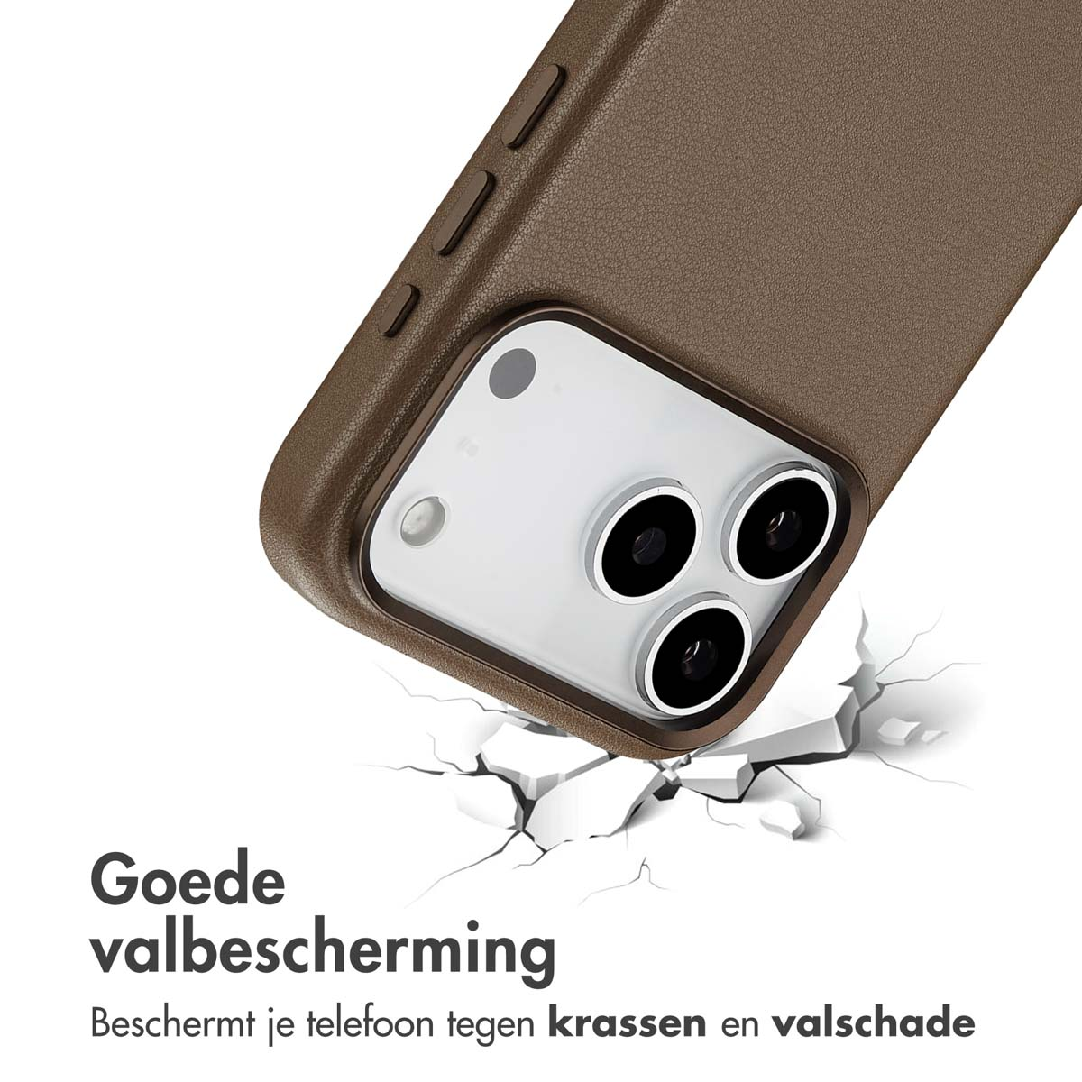 Een bruine telefoonhoes wordt getoond, met een witte achtergrond. De hoes is onder een hoek, met een scheureffect, wat bescherming aangeeft.