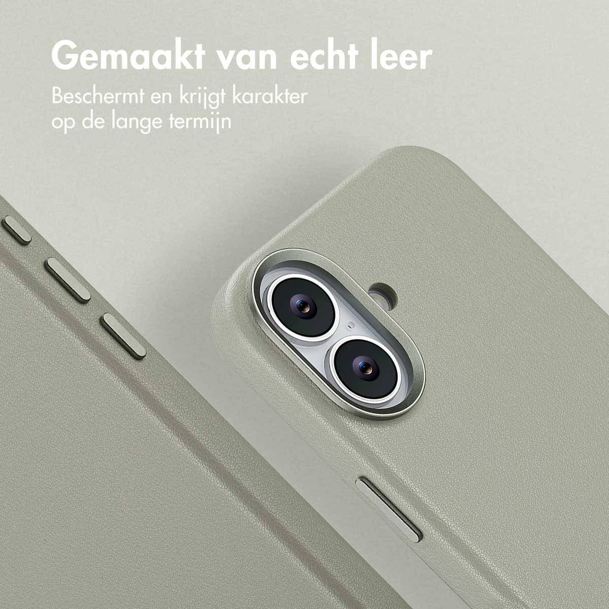 Close-up van een telefoonhoesje. Lichtgroen leer met cameralenzen en knoppen zichtbaar. Tekst in het Nederlands bovenaan.