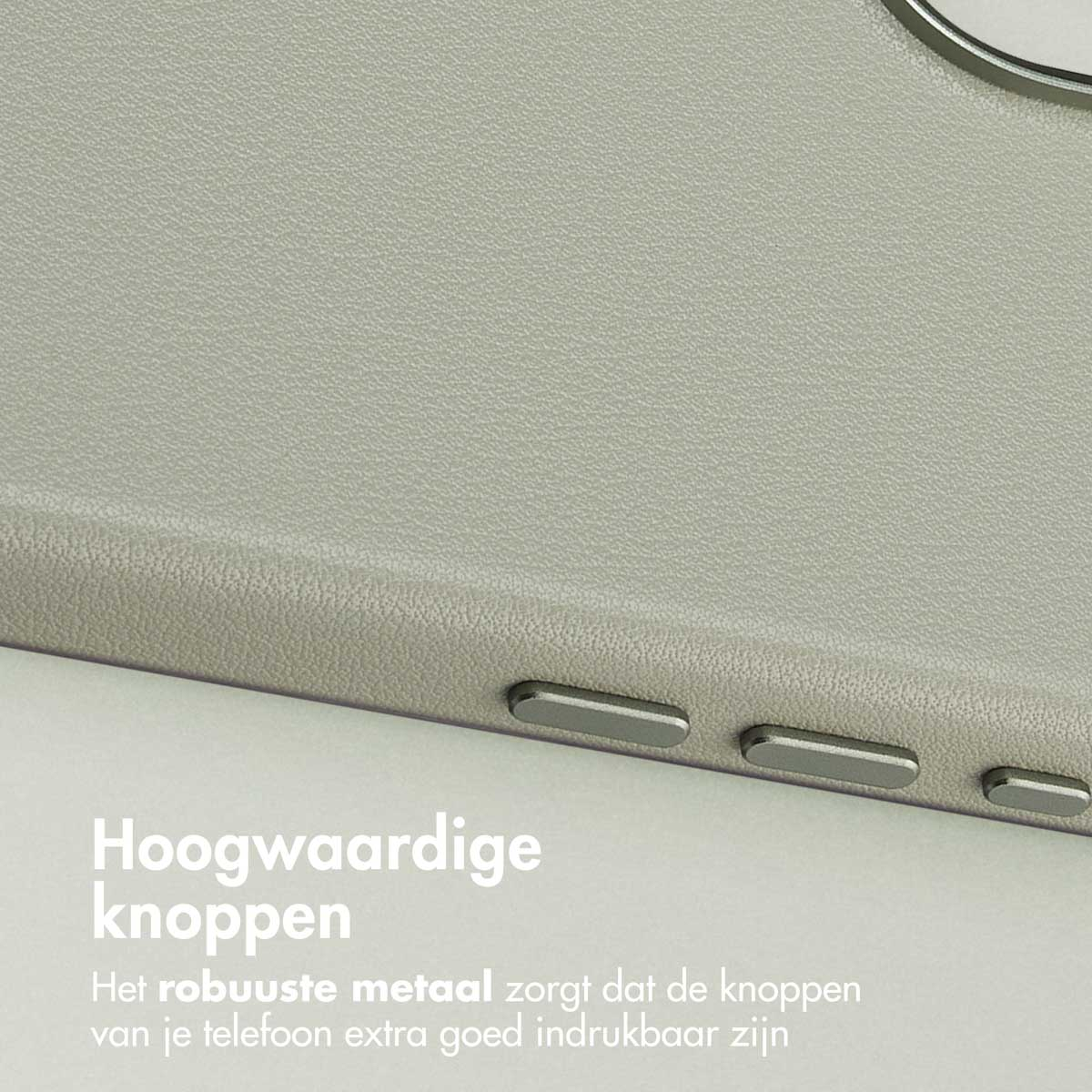 Close-up van een telefoonhoesje met drie metalen knoppen. De hoes is lichtgrijs. Tekst onderaan beschrijft 'hoogwaardige knoppen'.