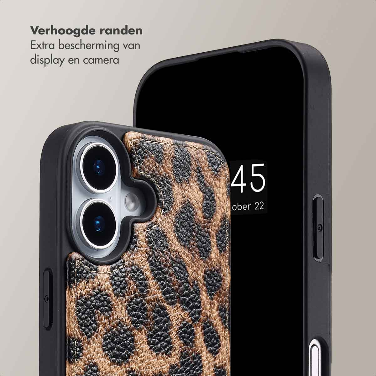 Een telefoon met een luipaardprint hoesje. De telefoon toont een scherm met het nummer 45 en de datum 22 oktober. De hoes heeft verhoogde randen.