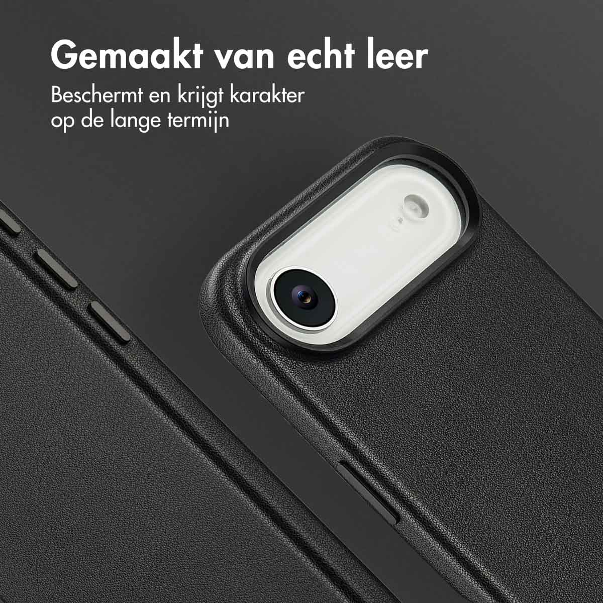 Close-up van een zwarte leren telefoonhoes met een camera-uitsparing. Tekst bovenaan geeft aan dat het van echt leer is.