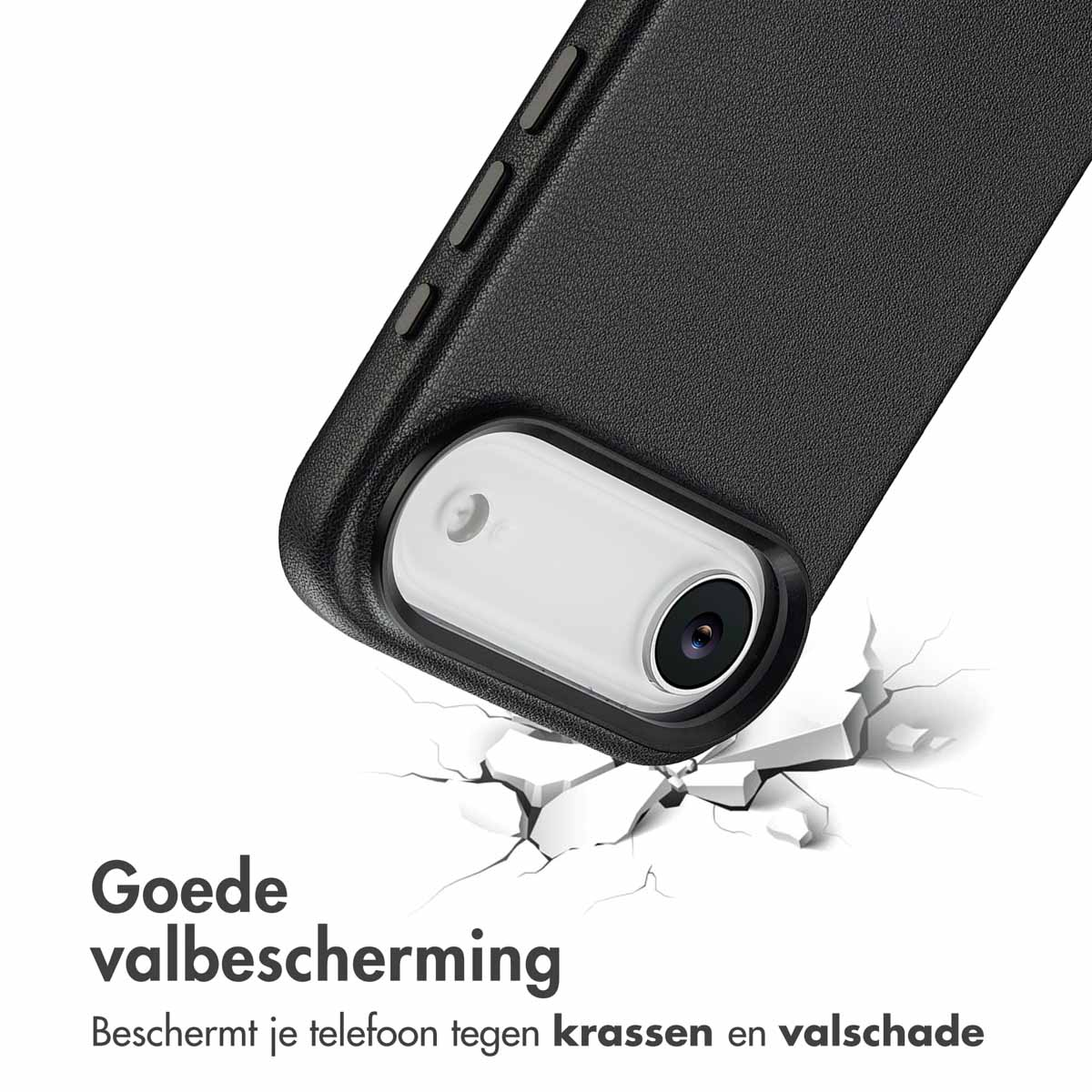 Een zwarte telefoonhoes, met een witte cameramodule, staat schuin tegen een witte achtergrond. De telefoon breekt de grond, tekst eronder.
