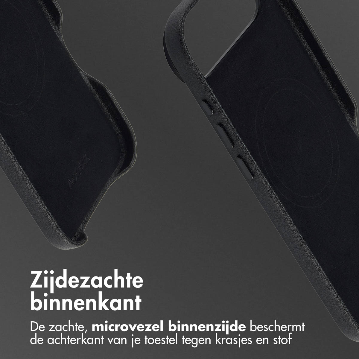 Twee zwarte telefoonhoesjes. Eén open, met de binnenkant. De andere gesloten, met de zijkant. Beide op een grijze ondergrond.