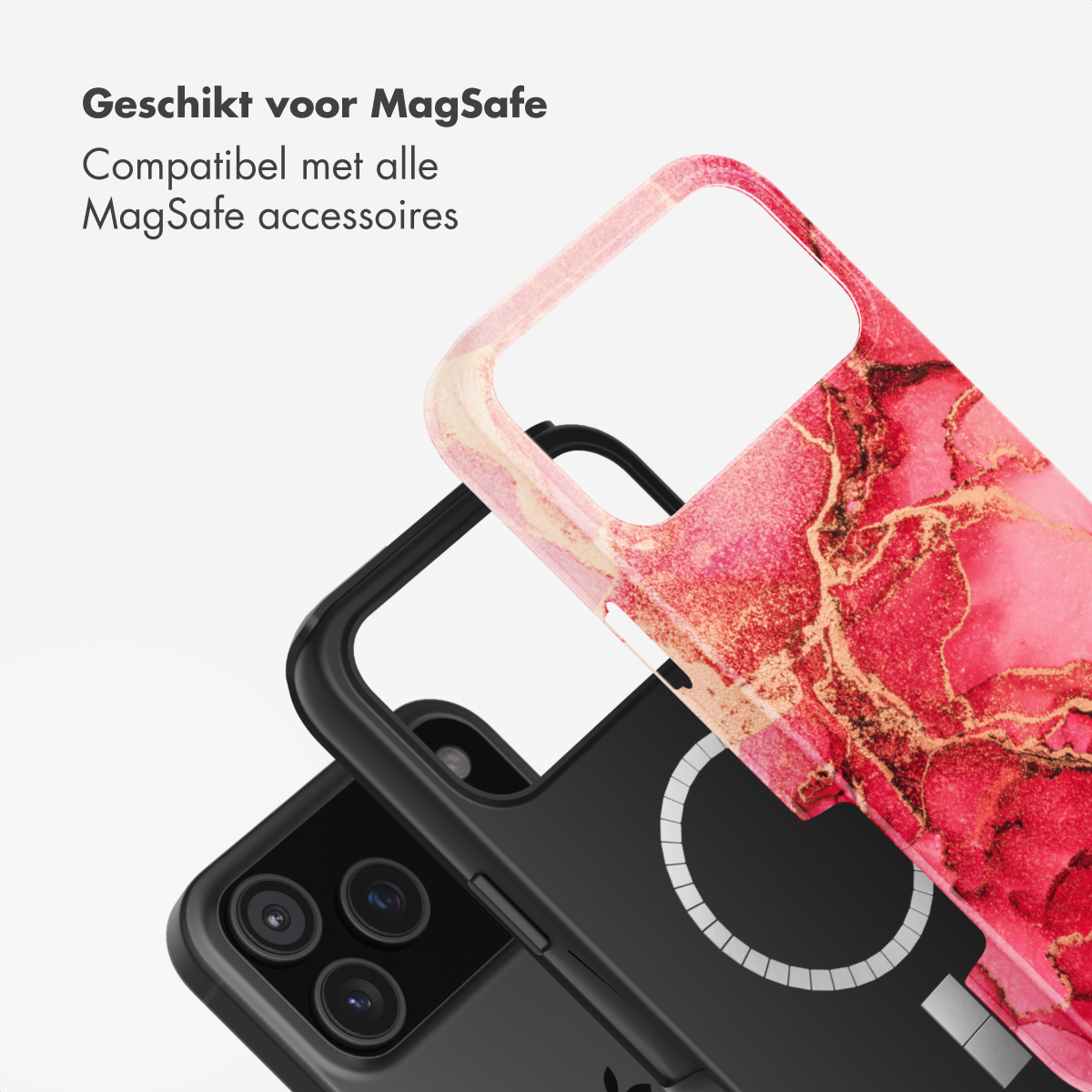 Een telefoonhoesje met een zwart frame en een roze marmerontwerp, geplaatst over een zwarte telefoon. Tekst: 'Geschikt voor MagSafe'.
