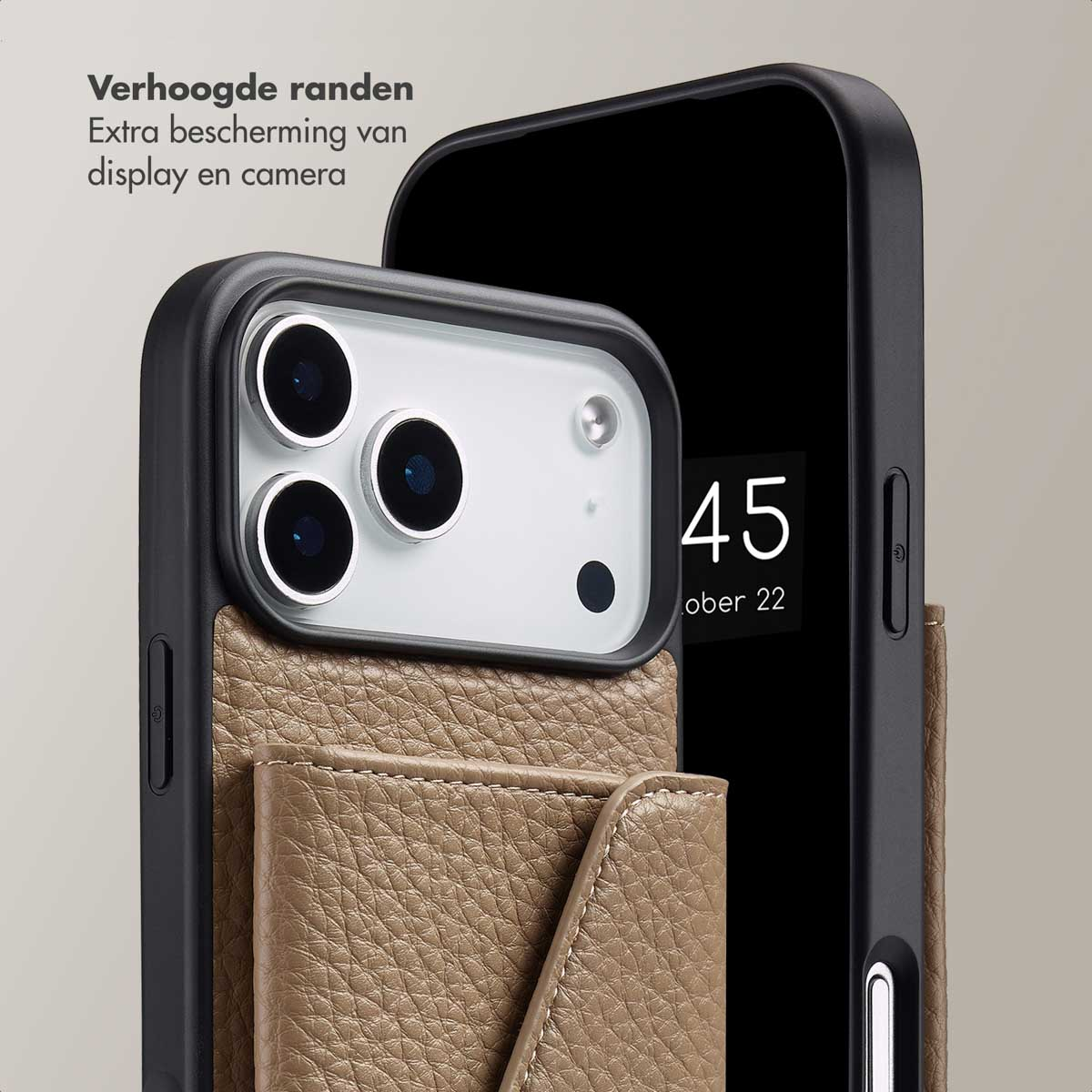 Gros plan d'une coque de téléphone noire avec trois objectifs, un porte-cartes en cuir et un écran de téléphone affichant la date.