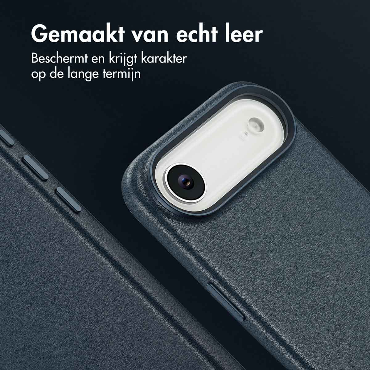 Een close-up van een telefoonhoesje van donkerblauw leer met een witte cameramodule. Tekst in het Nederlands bovenaan.