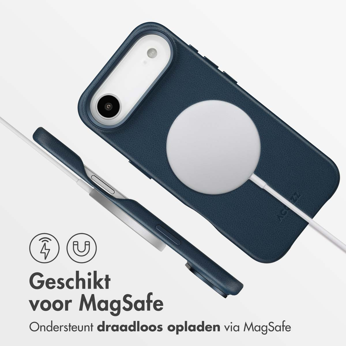 Blauwe telefoonhoes met witte oplader en MagSafe-compatibiliteitstekst. Witte achtergrond, toont draadloos opladen.