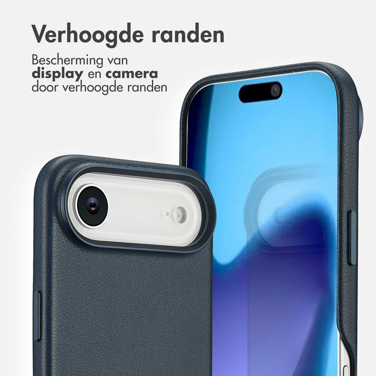 Close-up van twee smartphonehoesjes. De hoesjes zijn donkerblauw. De Nederlandse tekst zegt 'Verhoogde randen'. De telefoonschermen zijn lichtblauw.
