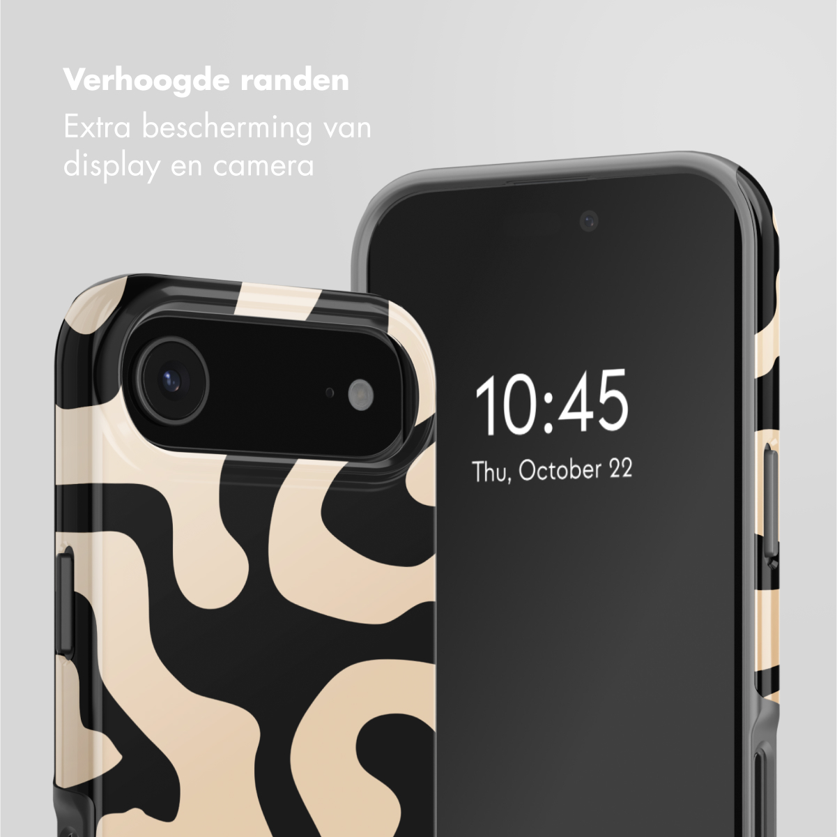 Er worden twee telefoons met hoesjes getoond. Eén heeft een zwart-beige wervelontwerp. De andere telefoon toont de tijd 10:45, donderdag 22 oktober.