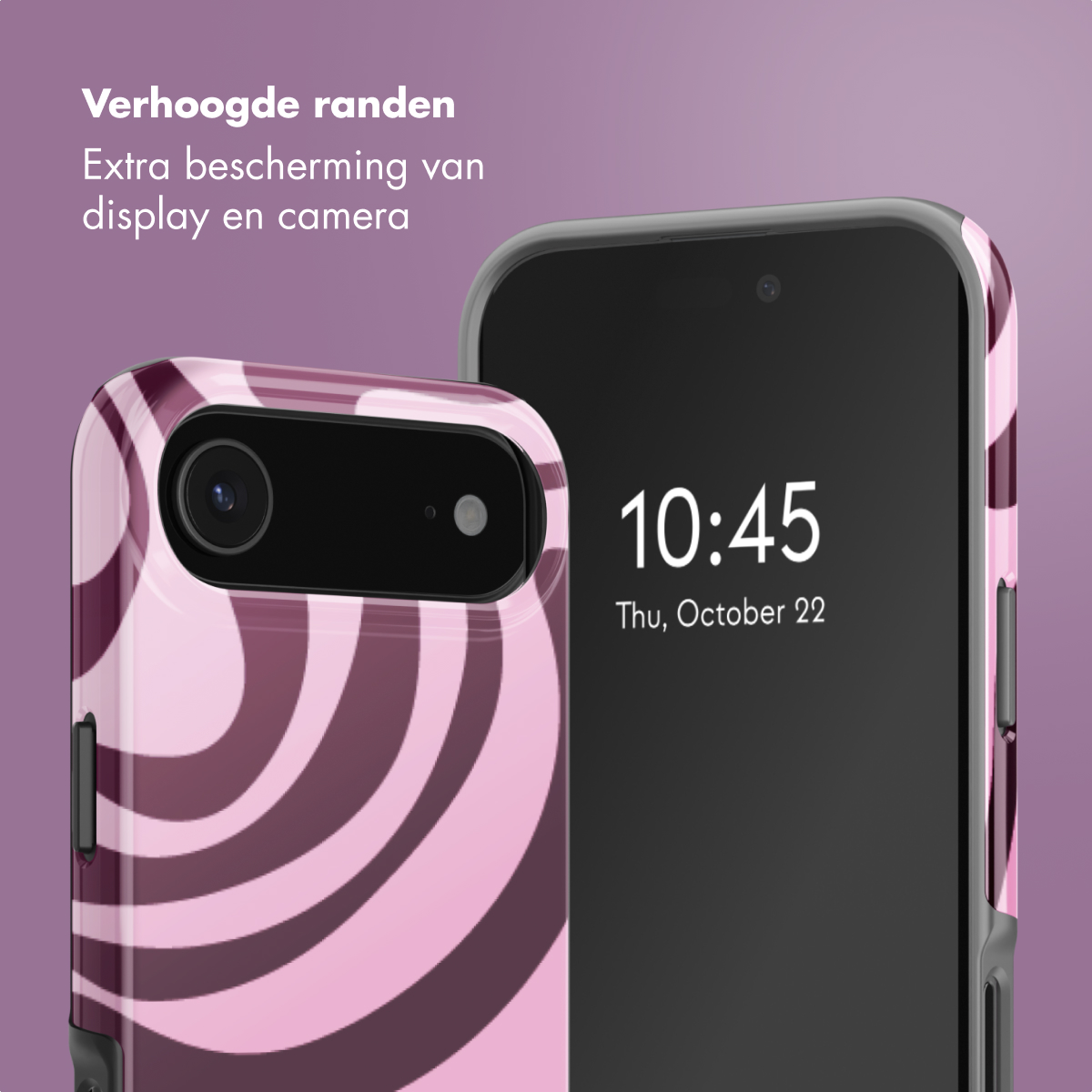 Twee telefoons met hoesjes. Eén is roze met wervelingen, de andere heeft een zwart scherm met de tijd. Tekst: Extra bescherming voor display en camera.