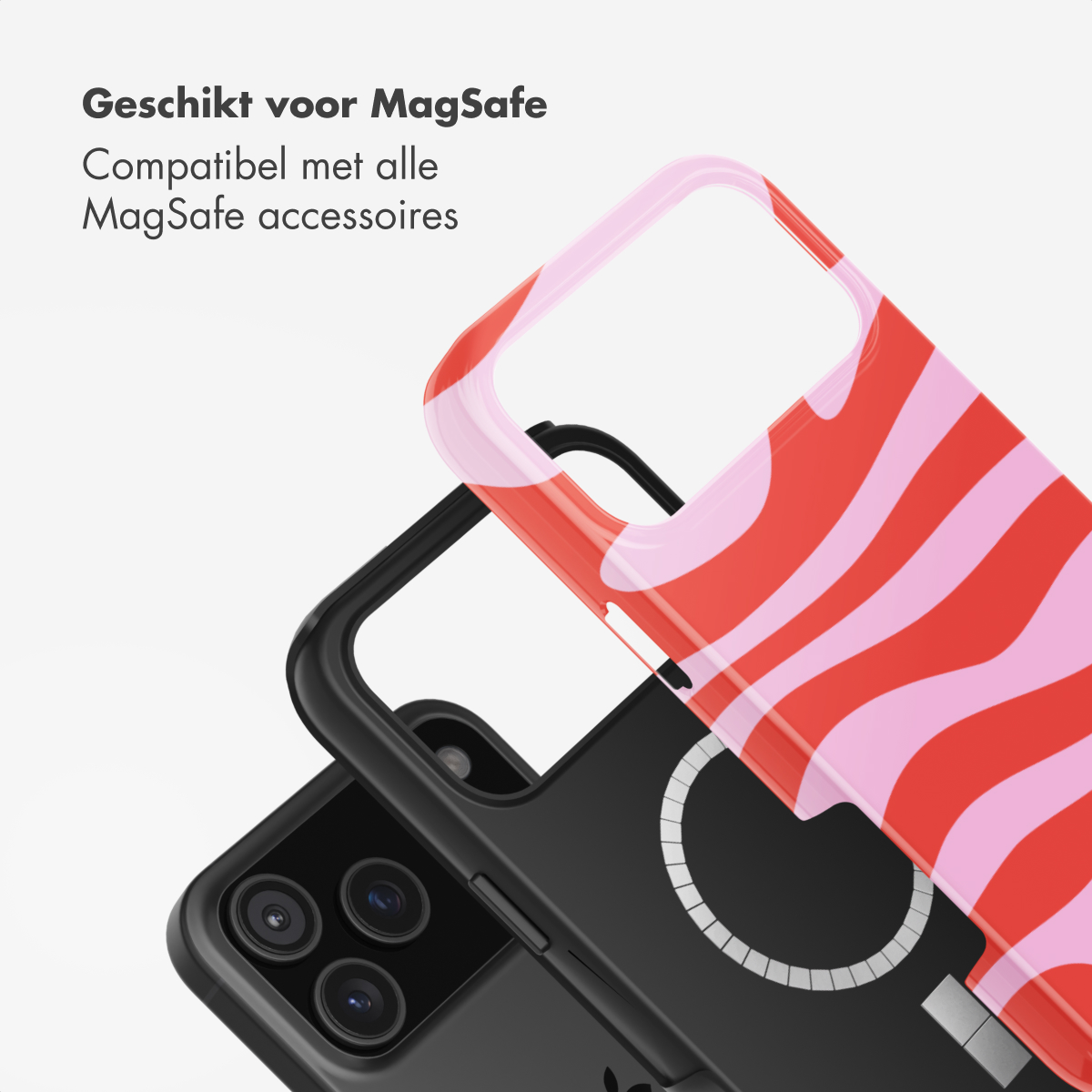 Een zwarte telefoonhoes met een rood-roze gestreepte hoes erbovenop. Nederlandse tekst: 'Geschikt voor MagSafe'.