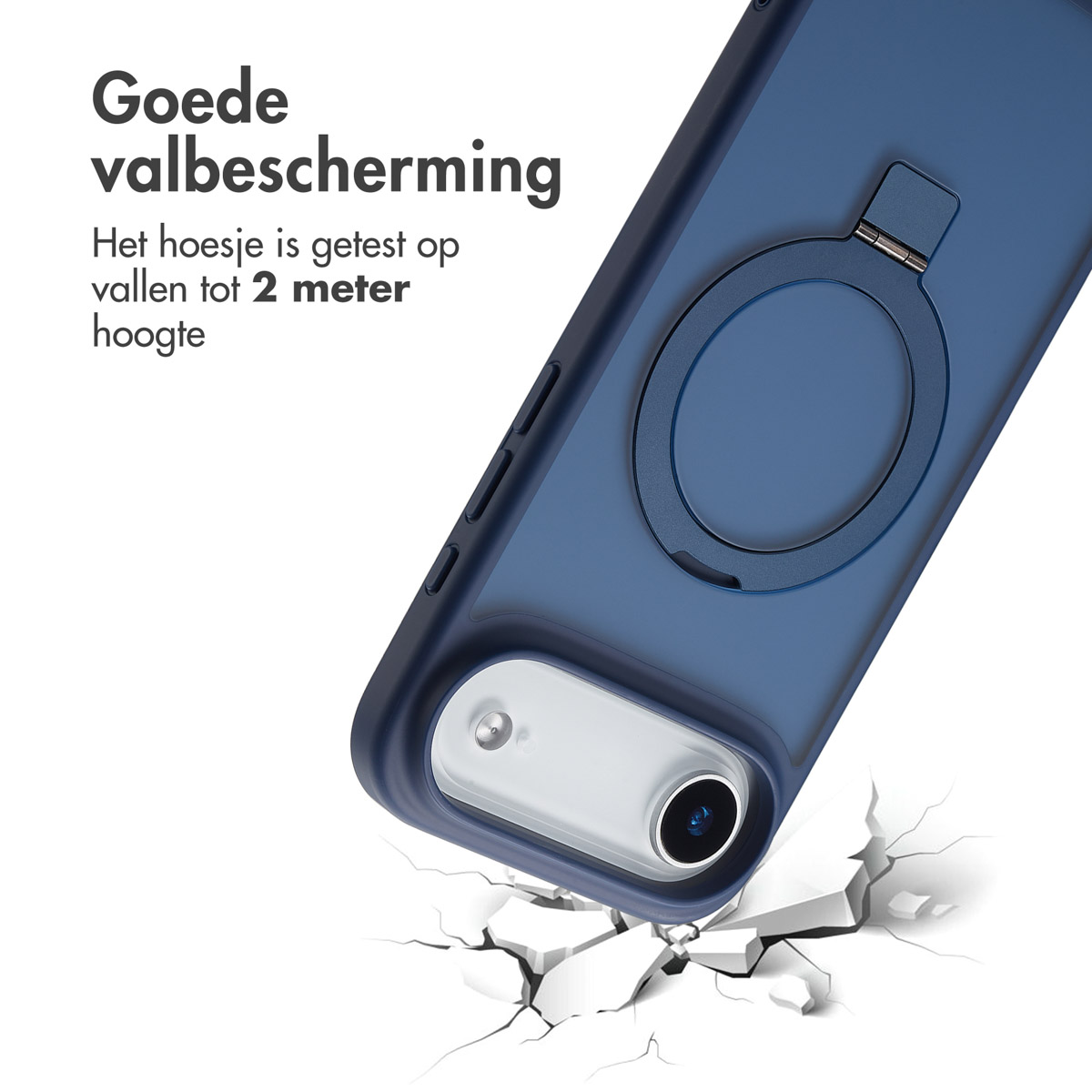 Een blauwe telefoonhoes met een ringhouder, met een telefooncamera. Witte tekst bovenaan. De hoes ligt op een oppervlak dat breekt.