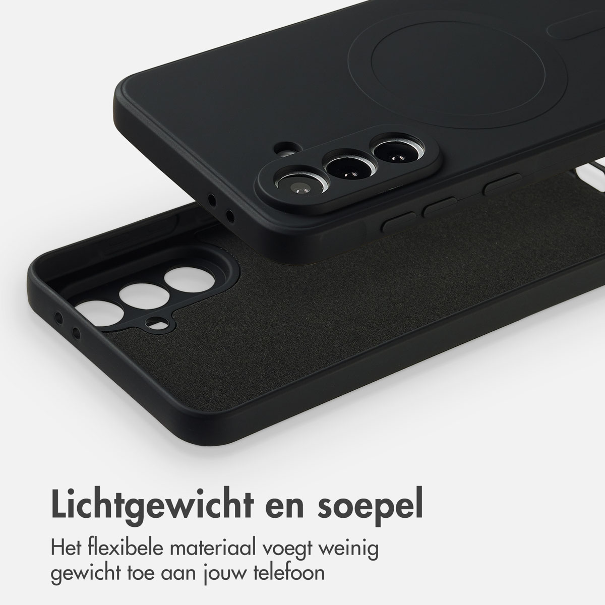 Gros plan sur une coque de téléphone noire. L'étui est en deux parties et comporte des découpes pour l'appareil photo et un intérieur texturé.