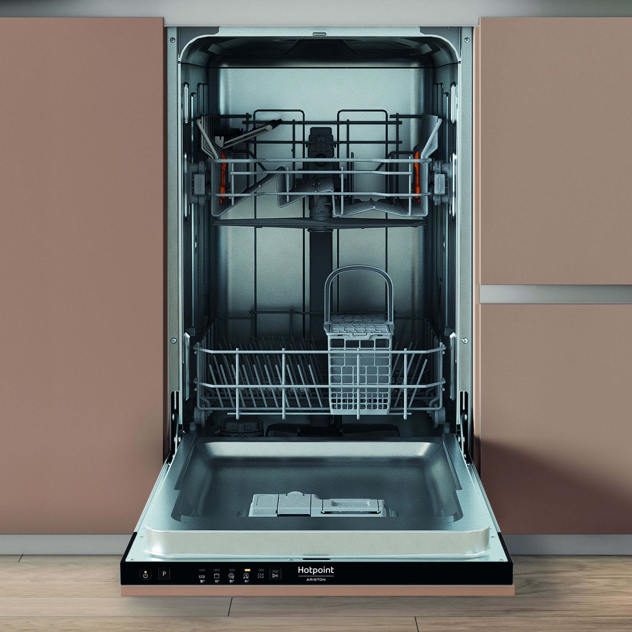 Una lavastoviglie aperta mostra ripiani, un cestello per utensili e il logo Hotpoint. Lo sportello è abbassato. Lo sfondo è una cucina.