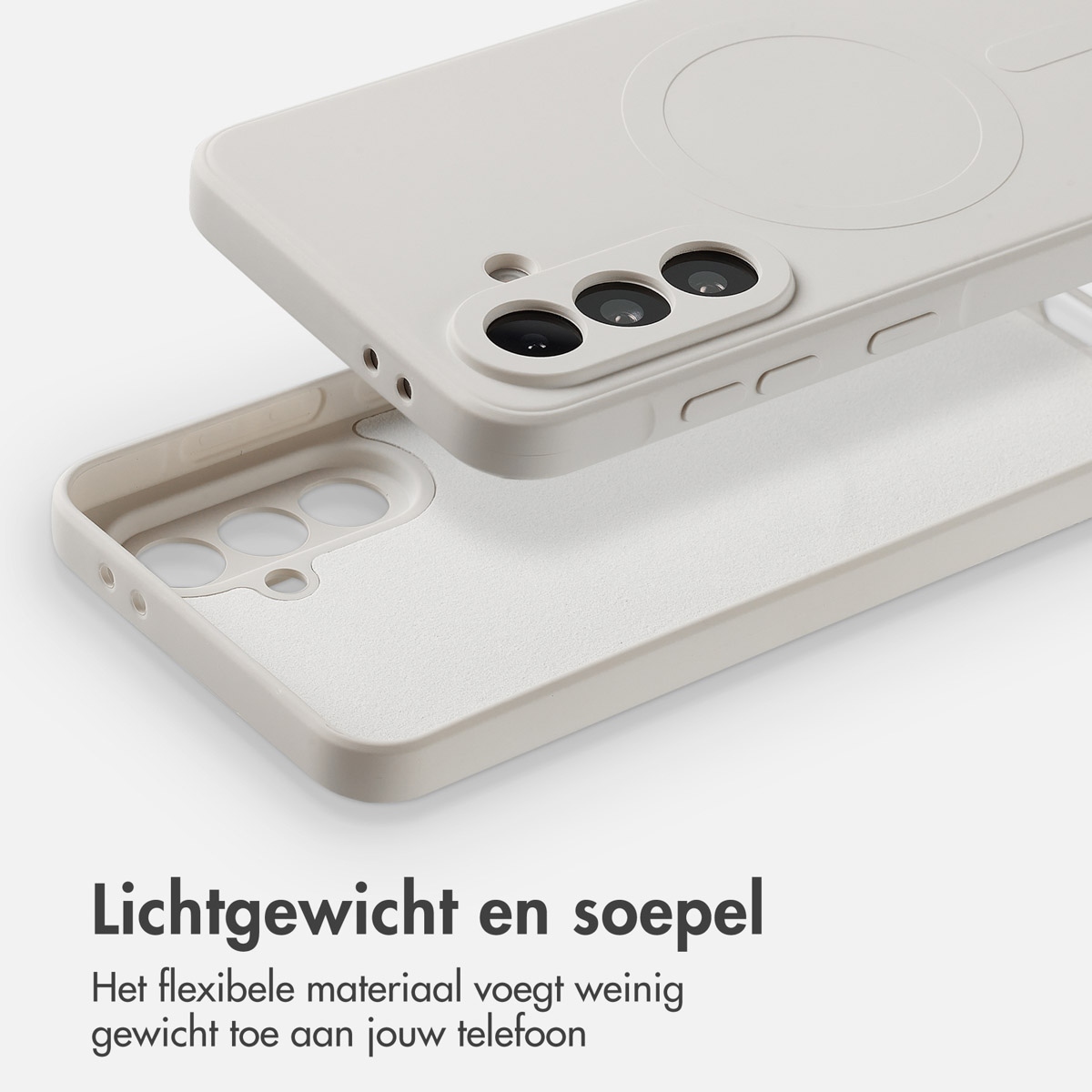 Twee lichtgekleurde telefoonhoesjes, de ene boven de andere. Het bovenste hoesje heeft camera-uitsparingen en een cirkelvormig detail. Het onderste hoesje is effen.