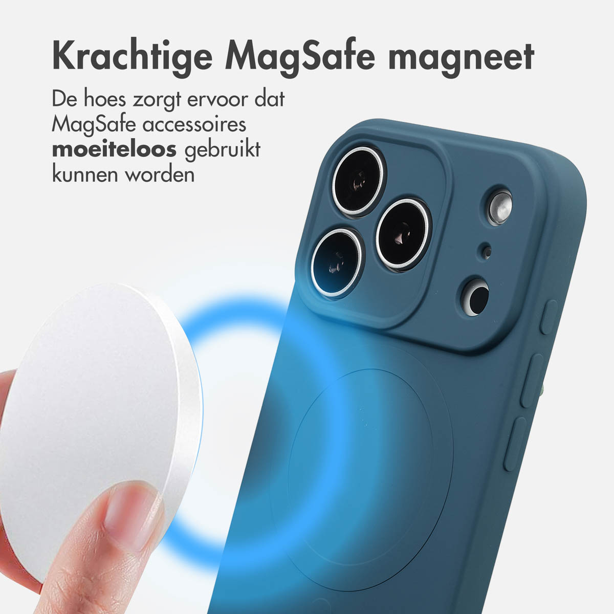 Hand die een witte MagSafe-oplader vasthoudt in de buurt van een blauwe telefoonhoes. Tekst: 'Kractige MagSafe magneet' en andere productdetails.