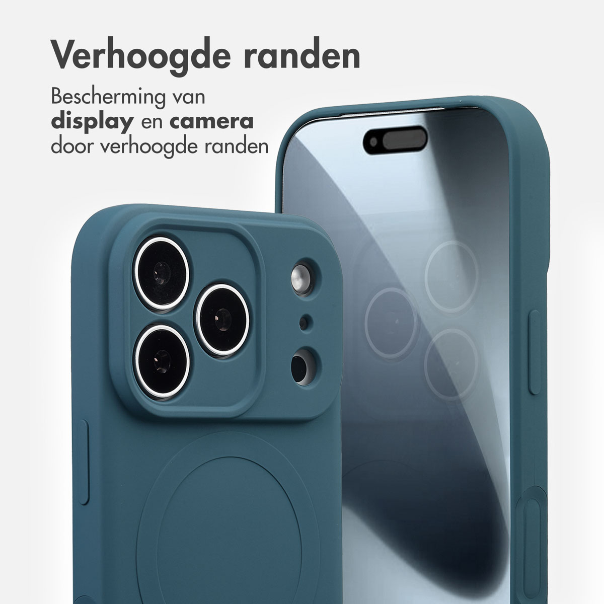 Twee blauwgroene telefoonhoesjes met verhoogde randen. Eén toont de camera, de ander het scherm. Tekst: 'verhoogde randen' en 'bescherming'.