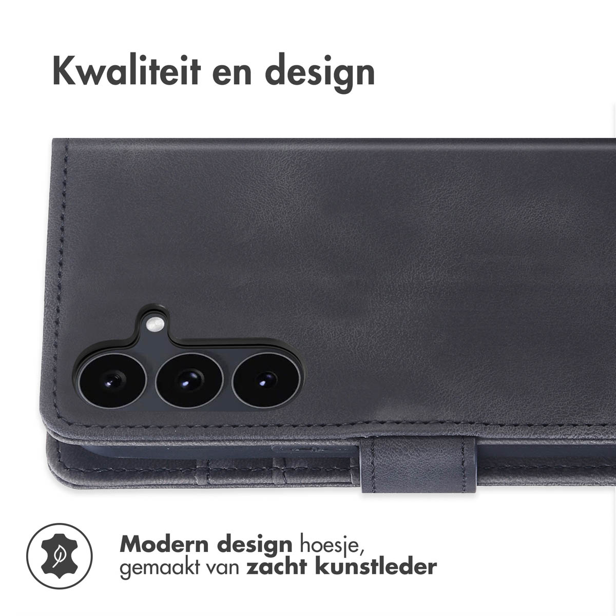 Close-up van een donkergrijze telefoonhoes met drie cameralenzen. De hoes is van leer en heeft een modern design.