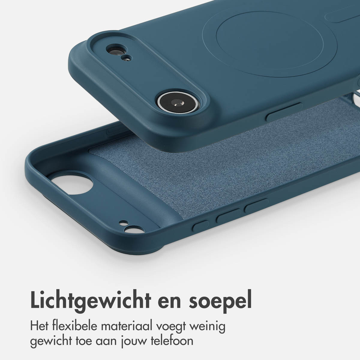 Blauwgroene telefoonhoes, tweedelig. Bovenste deel met camera-opening en cirkelvormig ontwerp. Onderste deel met getextureerd interieur.