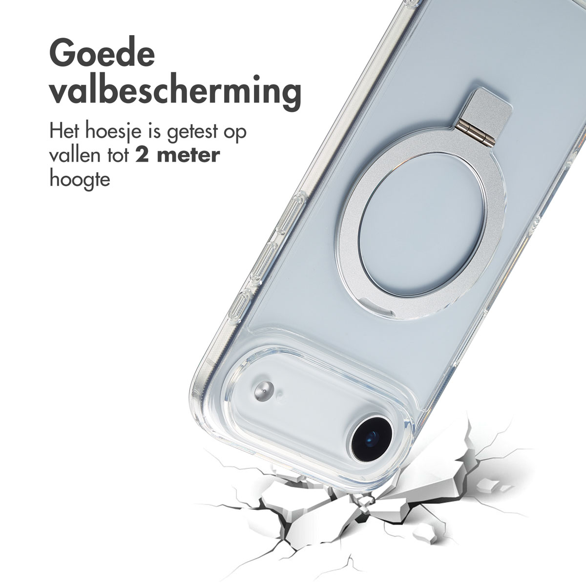 Een telefoonhoesje met een ring wordt getoond. De hoes is transparant en op een witte achtergrond met scheuren.