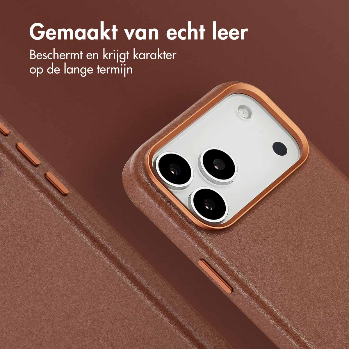 Coque de téléphone en cuir marron avec bordure dorée. Texte en haut : 'Fabriqué en cuir véritable'. Trois lentilles de caméra sont visibles.