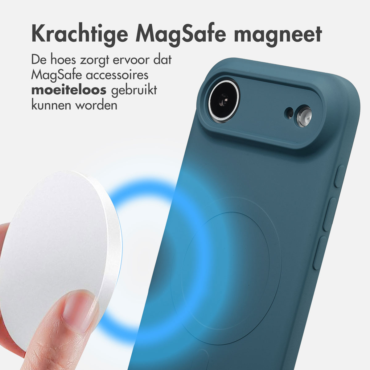 Een hand houdt een witte, ronde MagSafe-oplader vast bij een blauwe telefoonhoes. Tekst over MagSafe-accessoires op de achtergrond.
