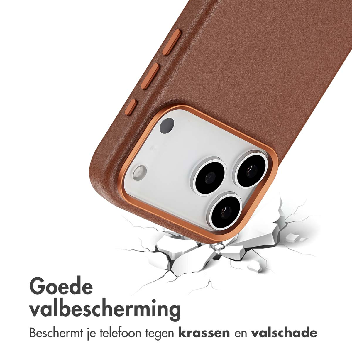 Une coque de téléphone marron est présentée, avec un intérieur blanc et un effet de sol fissuré. Texte néerlandais : 'Bonne protection contre les chutes'.