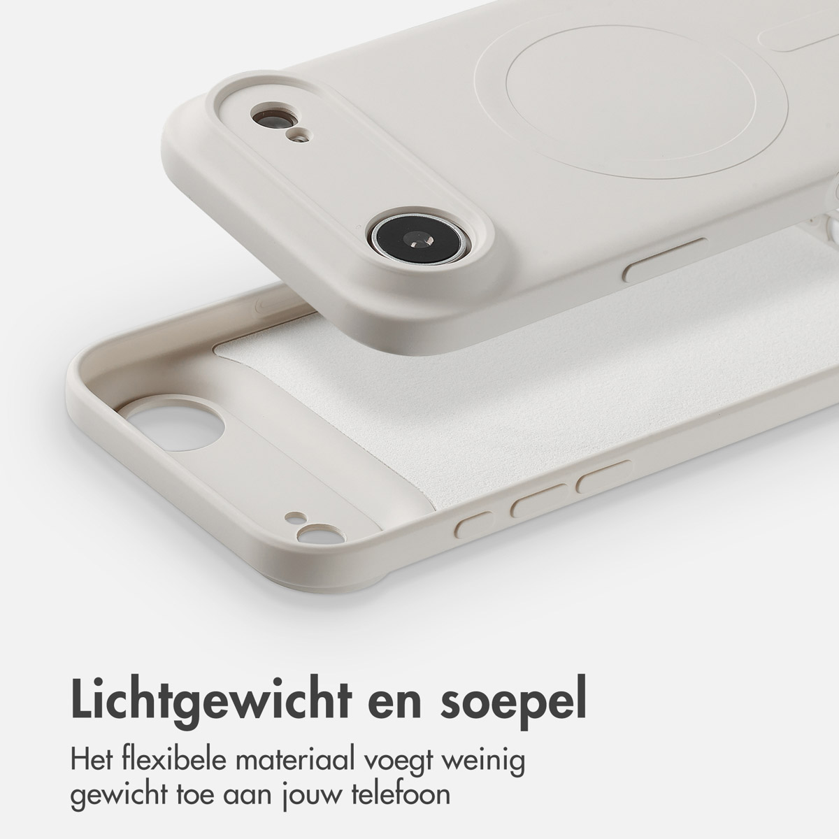 Un étui de téléphone beige clair, partiellement ouvert, montrant l'intérieur. L'étui a des découpes pour la caméra et les boutons. Fond blanc.