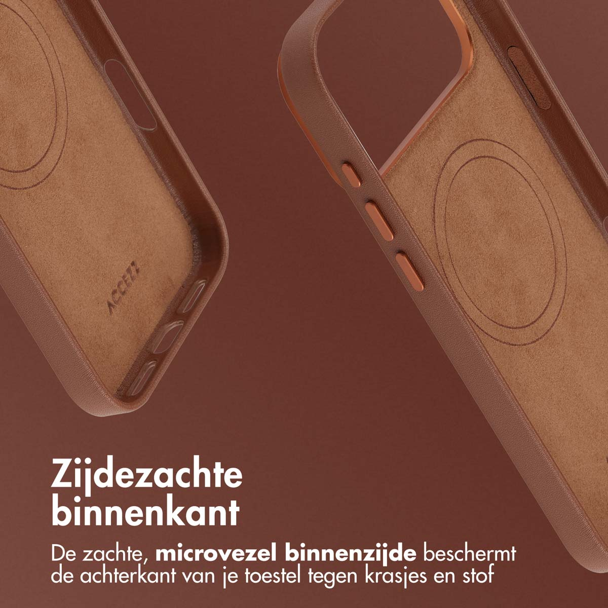 Gros plan de deux étuis de téléphone marron. L'un montre l'intérieur et le texte 'ACCEZZ'. L'autre montre l'extérieur avec des boutons et un marquage circulaire.