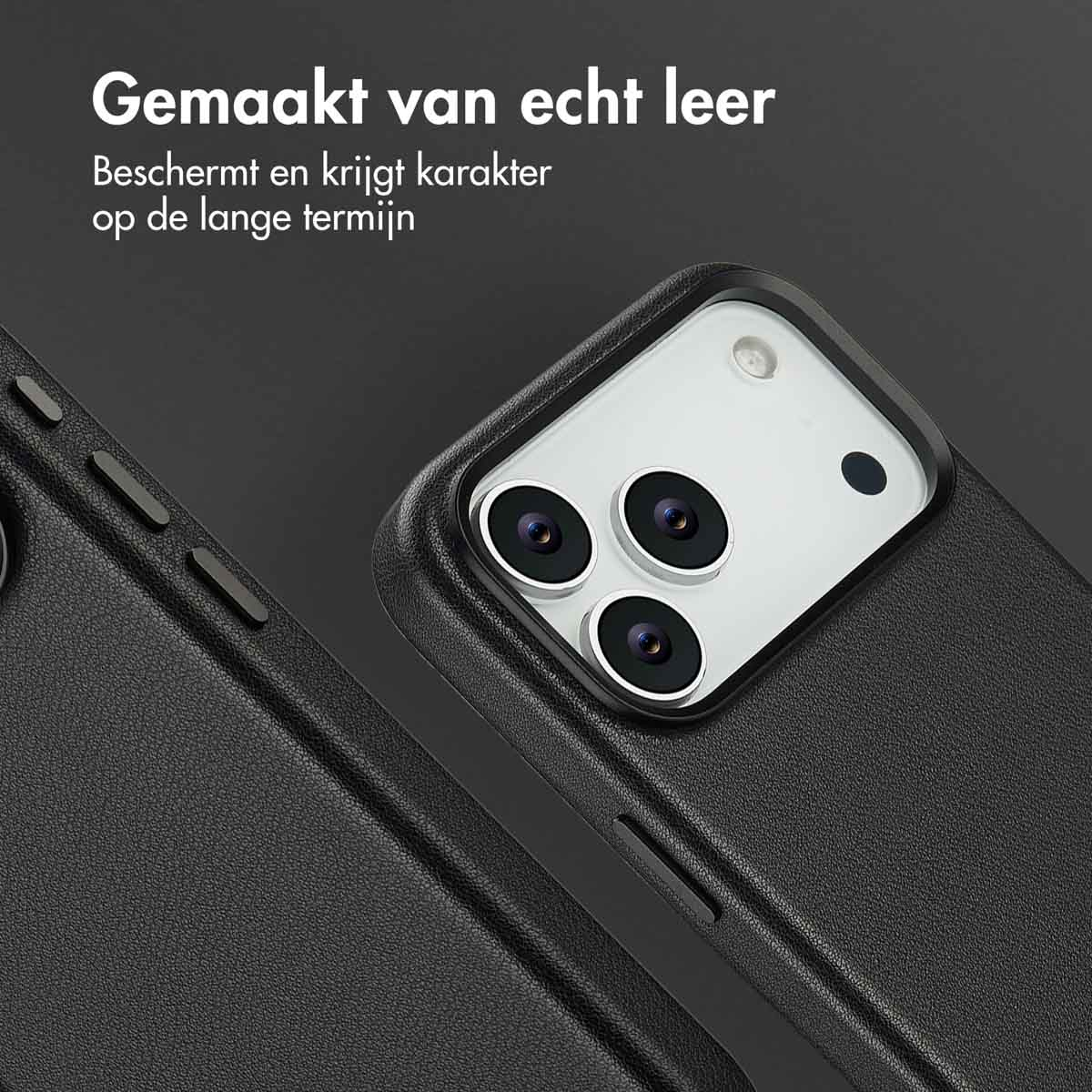 Gros plan sur un étui en cuir noir avec un téléphone. Le téléphone a trois lentilles. Texte néerlandais en haut.