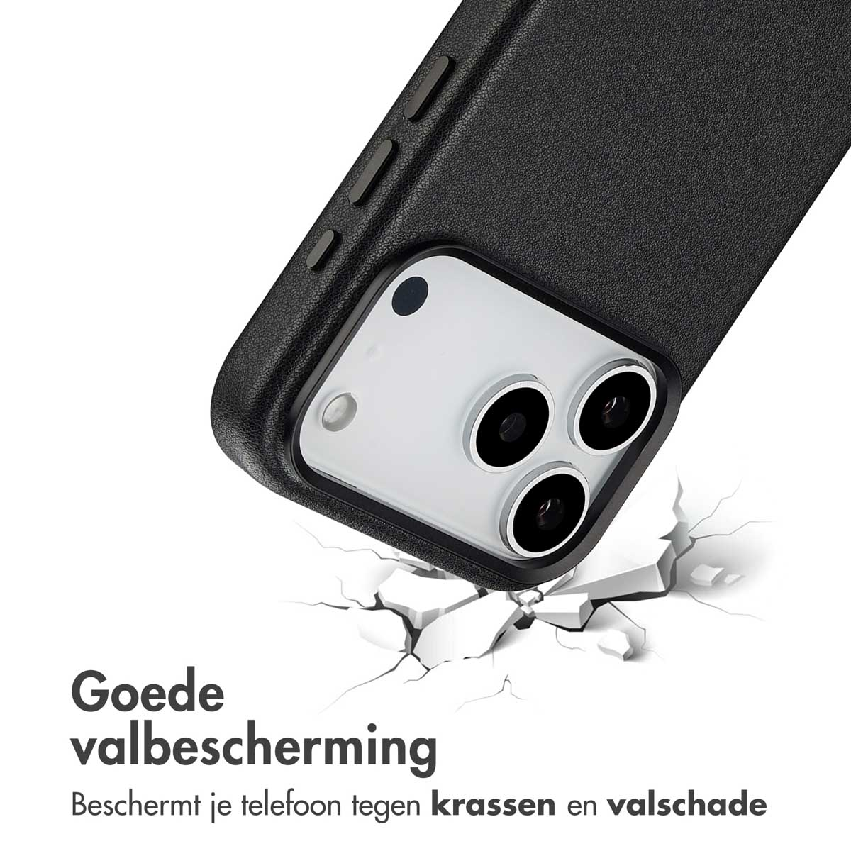 Coque de téléphone noire sur fond blanc. La caméra du téléphone est visible. La coque tombe, des fissures apparaissent en dessous.