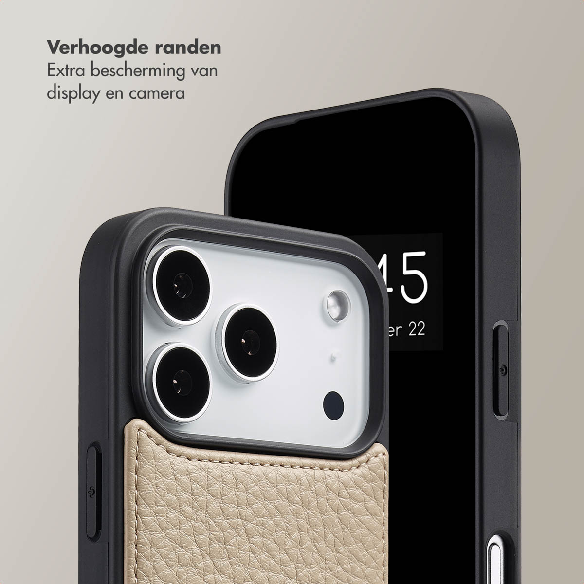 Close-up van zwarte iPhone met beschermhoes, met camera, scherm en beige kaarthouder. Het scherm toont '15 er 22'.