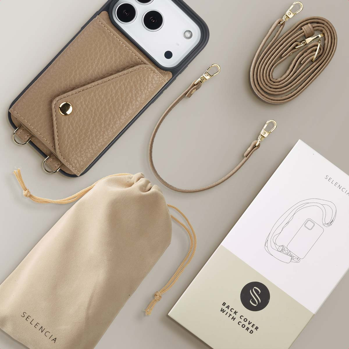 Beige telefoonhoesje met riem, zakje en verpakking. Inclusief hoesje met zak, riem en een kleine tas.