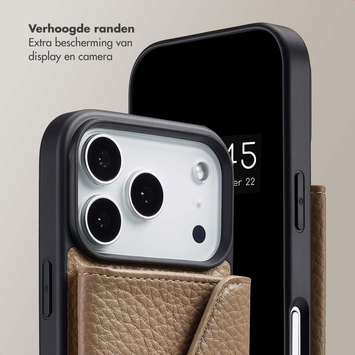 Close-up van een telefoon in een zwarte hoes met een bruine leren kaarthouder. De camera van de telefoon is zichtbaar.