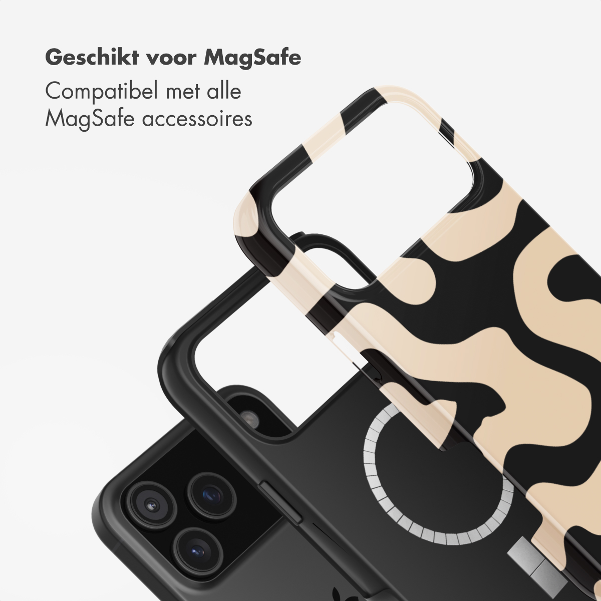 Close-up van een zwarte telefoon met een patroonhoesje. De hoes heeft een zwart en beige design. De achtergrond is lichtgrijs.