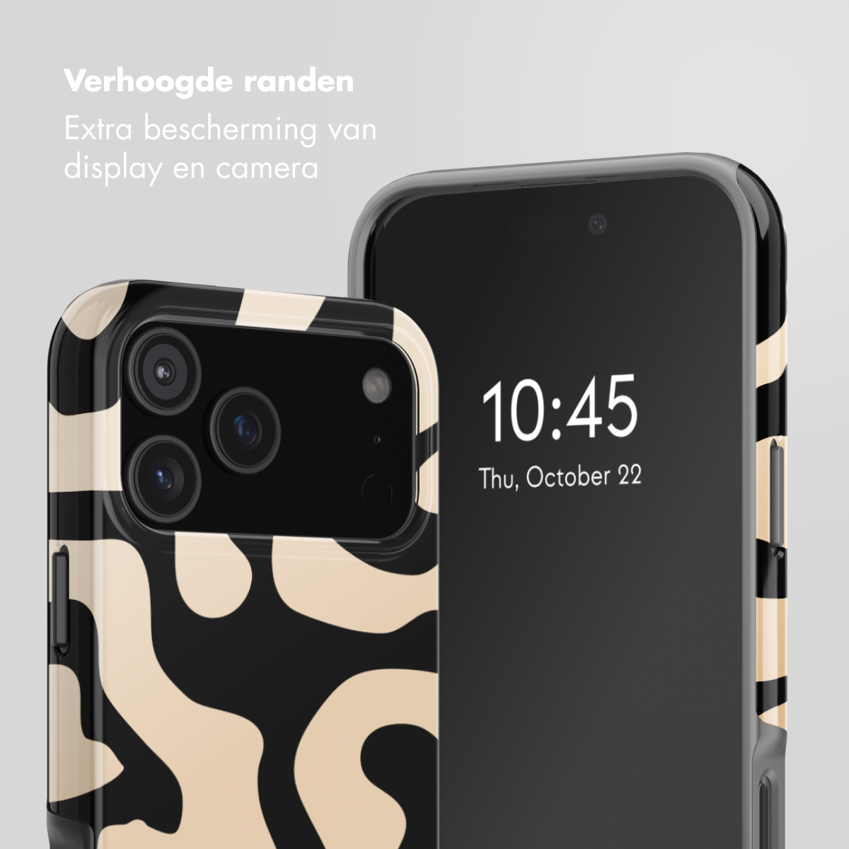 Twee smartphones met hoesjes worden getoond. Een hoesje heeft een zwart-beige patroon. De andere toont het telefoonscherm met de tijd.