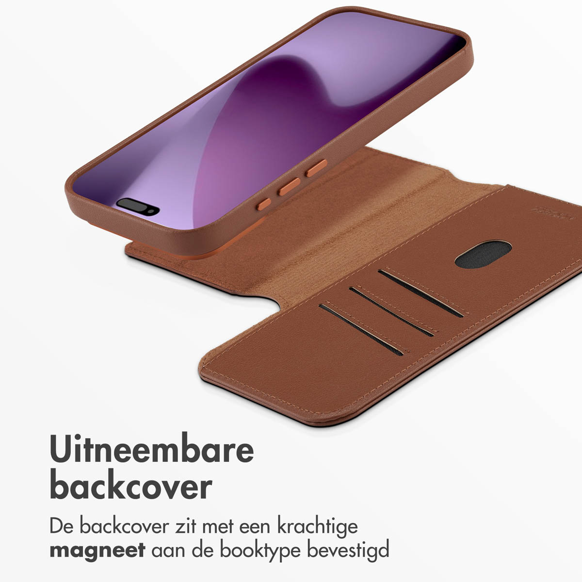 Een bruine telefoonhoes met een telefoon erin. De hoes is open en toont kaartsleuven. Tekst in het Nederlands.