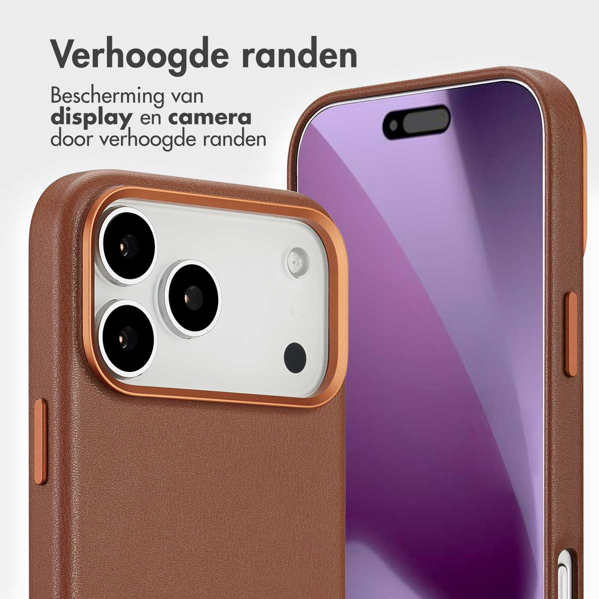 Bruine telefoonhoes met gouden rand. De camera van de telefoon is zichtbaar. De tekst luidt 'Verhoogde randen'. De schermbeschermer is paars.