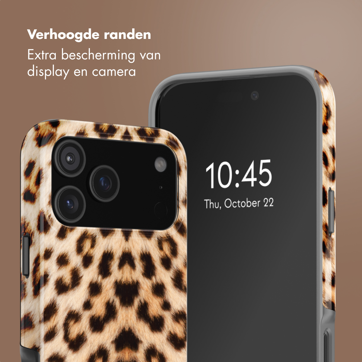 Twee smartphones. Eén heeft een luipaardprint hoesje, de andere is zwart en toont de tijd. Tekst luidt: 'Extra bescherming van display en camera'.