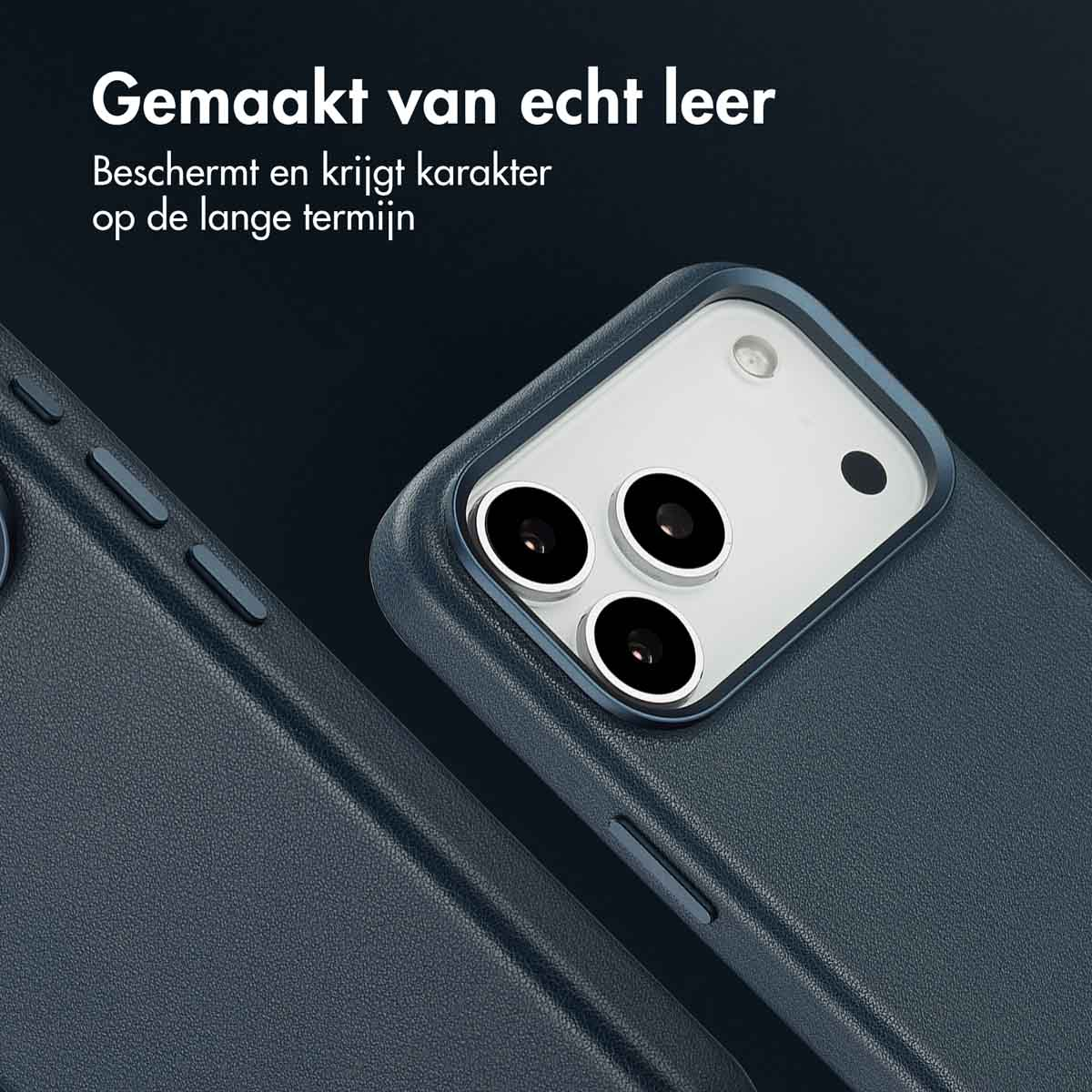 Gros plan d'une coque de téléphone en cuir bleu foncé, montrant les lentilles de la caméra et les boutons. Texte néerlandais en haut.