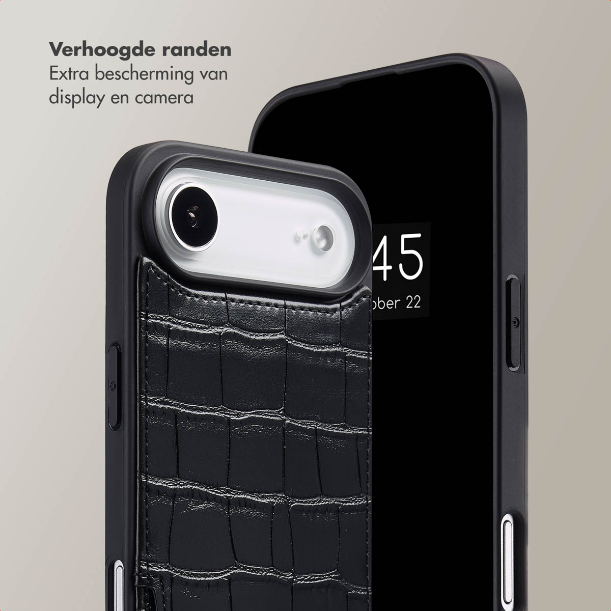 Zwarte telefoonhoes met krokodillenleertextuur. Telefoon gedeeltelijk zichtbaar met datum op scherm. Tekst: Verhoogde randen.