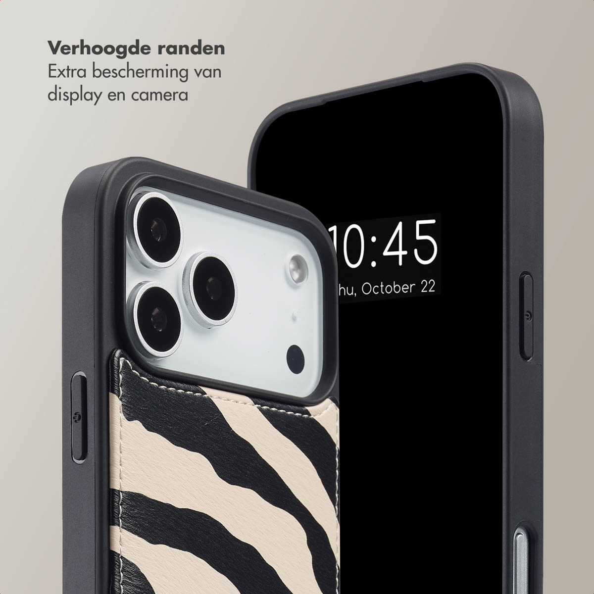 Close-up van een telefoon met een zebra-gestreepte hoes. Telefoon toont tijd 10:45. Tekst: Extra bescherming van scherm en camera.